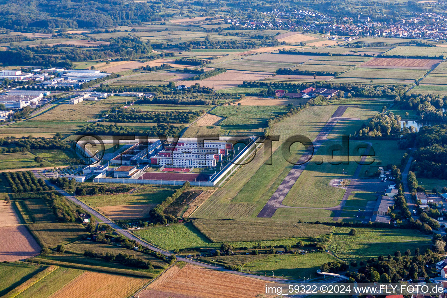 Gefängnis- Gelände und Sicherheitsumzäunung der Justizvollzugsanstalt Justizvollzugsanstalt Justizvollzugsanstalt Offenburg am Flugplatz Offenburg-Baden in Offenburg im Ortsteil Uffhofen im Bundesland Baden-Württemberg, Deutschland