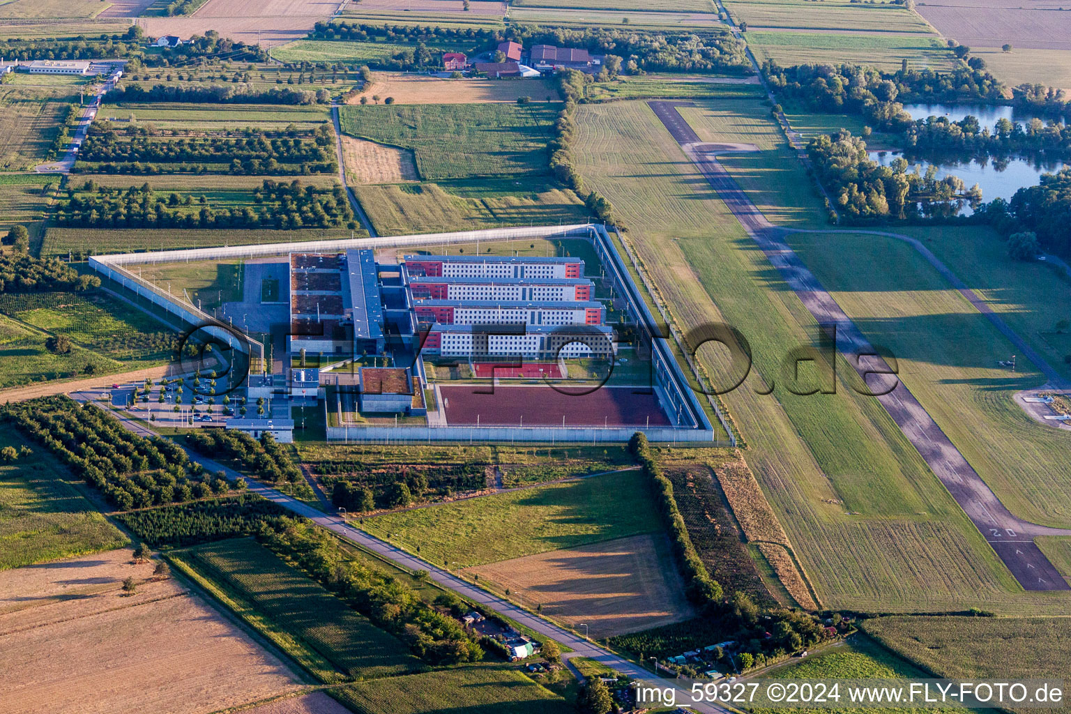 Luftbild von Gefängnis- Gelände und Sicherheitsumzäunung der Justizvollzugsanstalt Justizvollzugsanstalt Justizvollzugsanstalt Offenburg am Flugplatz Offenburg-Baden in Offenburg im Ortsteil Uffhofen im Bundesland Baden-Württemberg, Deutschland