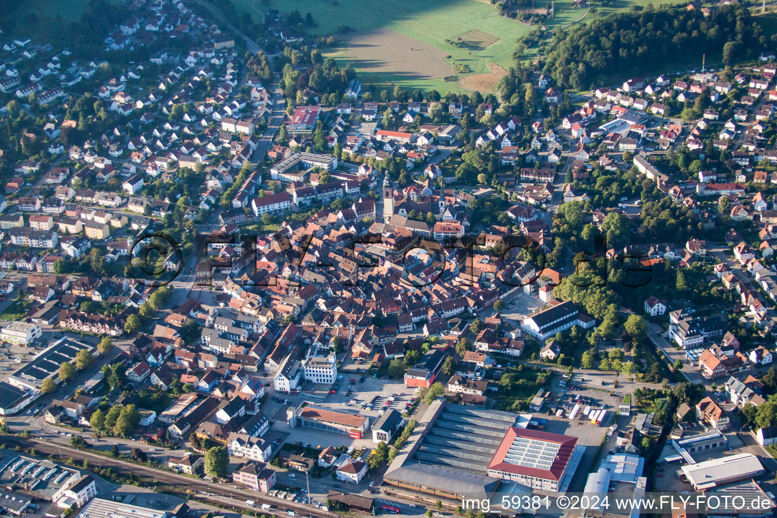 Luftbild von Altstadtbereich und Innenstadtzentrum in Haslach im Kinzigtal im Bundesland Baden-Württemberg, Deutschland