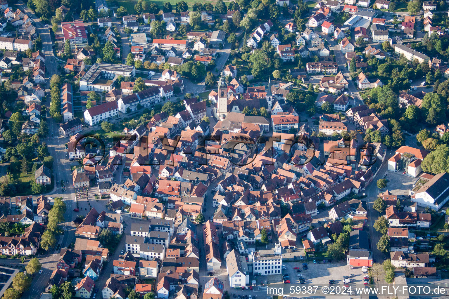 Luftaufnahme von Altstadtbereich und Innenstadtzentrum in Haslach im Kinzigtal im Bundesland Baden-Württemberg, Deutschland