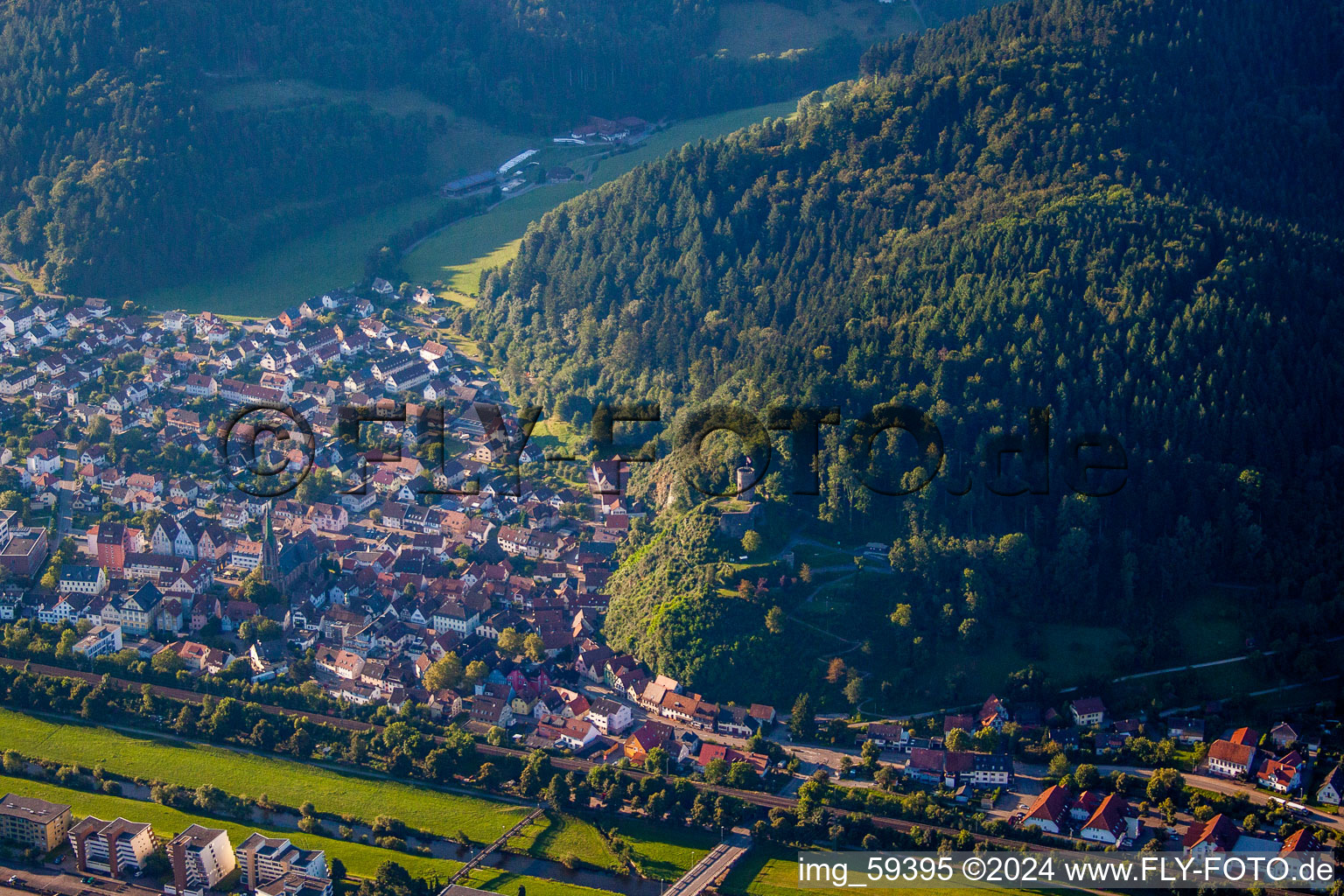 Dorfkern an den Fluß- Uferbereichen der Kinzig in Hausach im Bundesland Baden-Württemberg, Deutschland