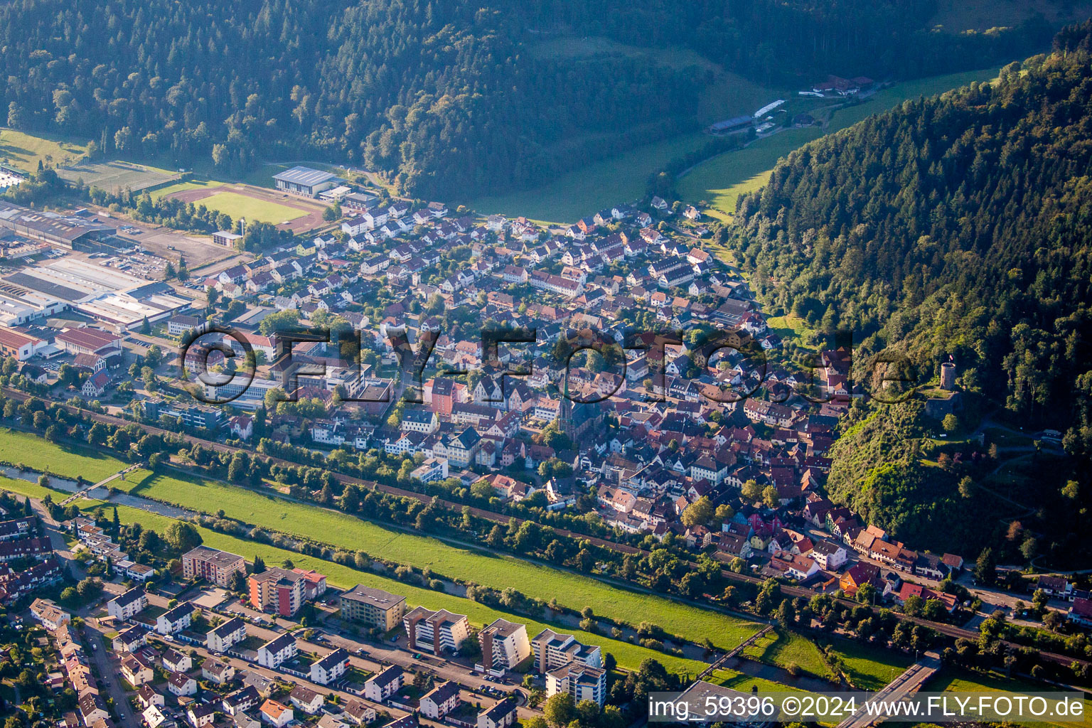 Luftbild von Dorfkern an den Fluß- Uferbereichen der Kinzig in Hausach im Bundesland Baden-Württemberg, Deutschland