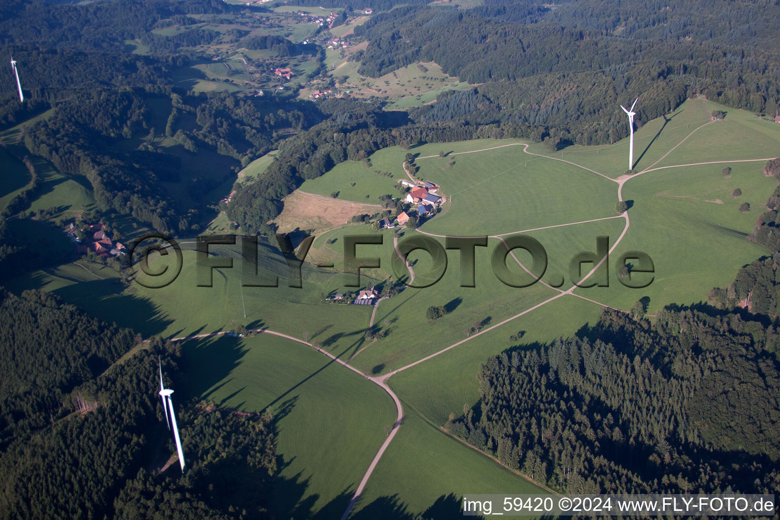 Gehöft eines Schwarzwald -Bauernhofes am Rand von bestellten Feldern im Ortsteil Reichenbach in Freiamt im Bundesland Baden-Württemberg, Deutschland