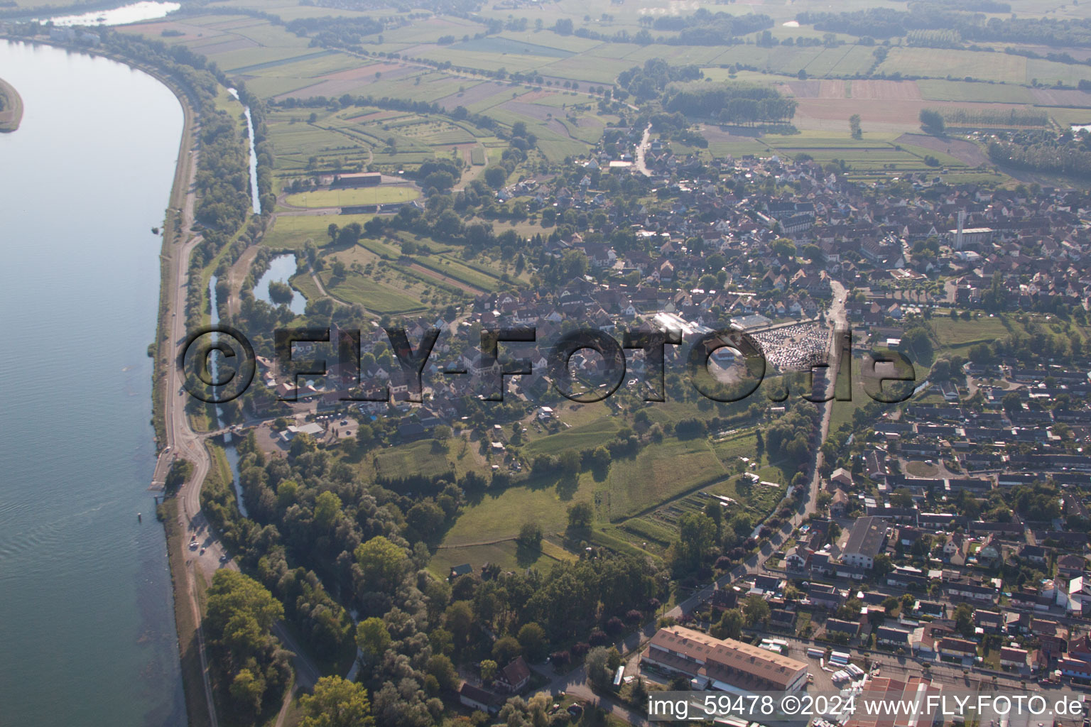 Schrägluftbild von Rhinau im Bundesland Bas-Rhin, Frankreich