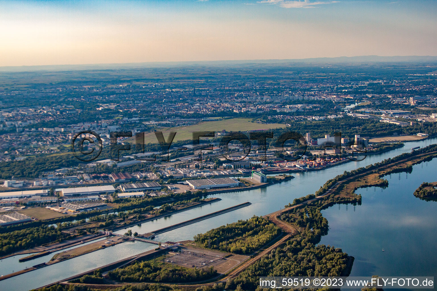 Schrägluftbild von Hafen Strasbourg im Ortsteil Port du Rhin Sud in Straßburg im Bundesland Bas-Rhin, Frankreich