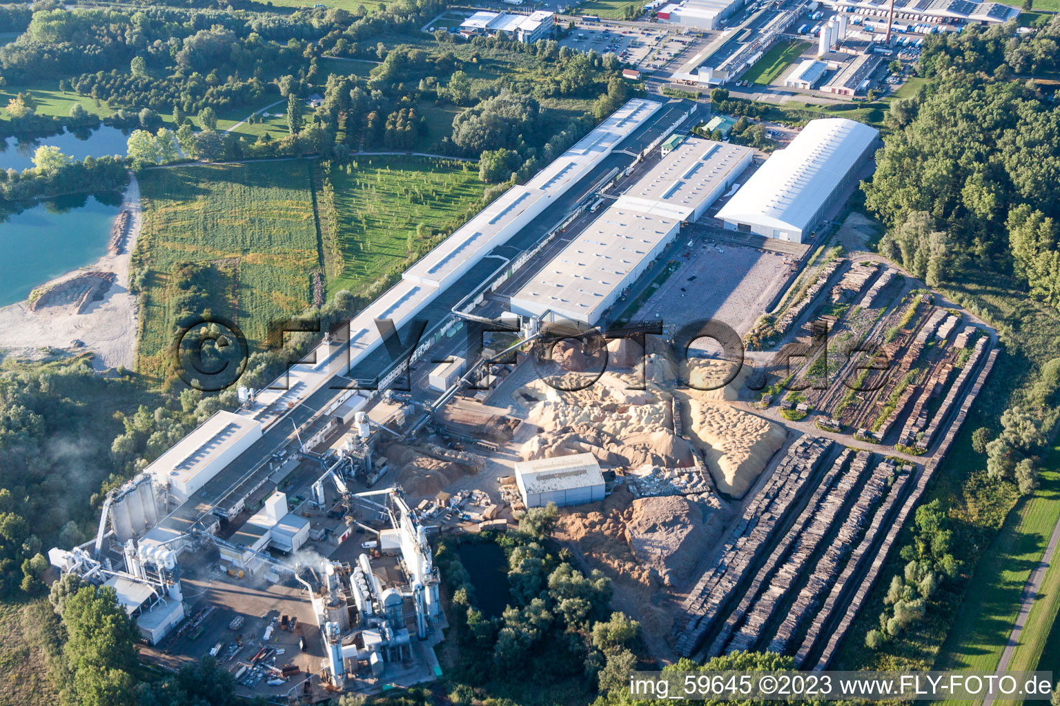 Gebäude und Produktionshallen auf dem Werksgelände Nolte Holzwerkstoff GmbH & Co. KG in Germersheim im Bundesland Rheinland-Pfalz, Deutschland von oben