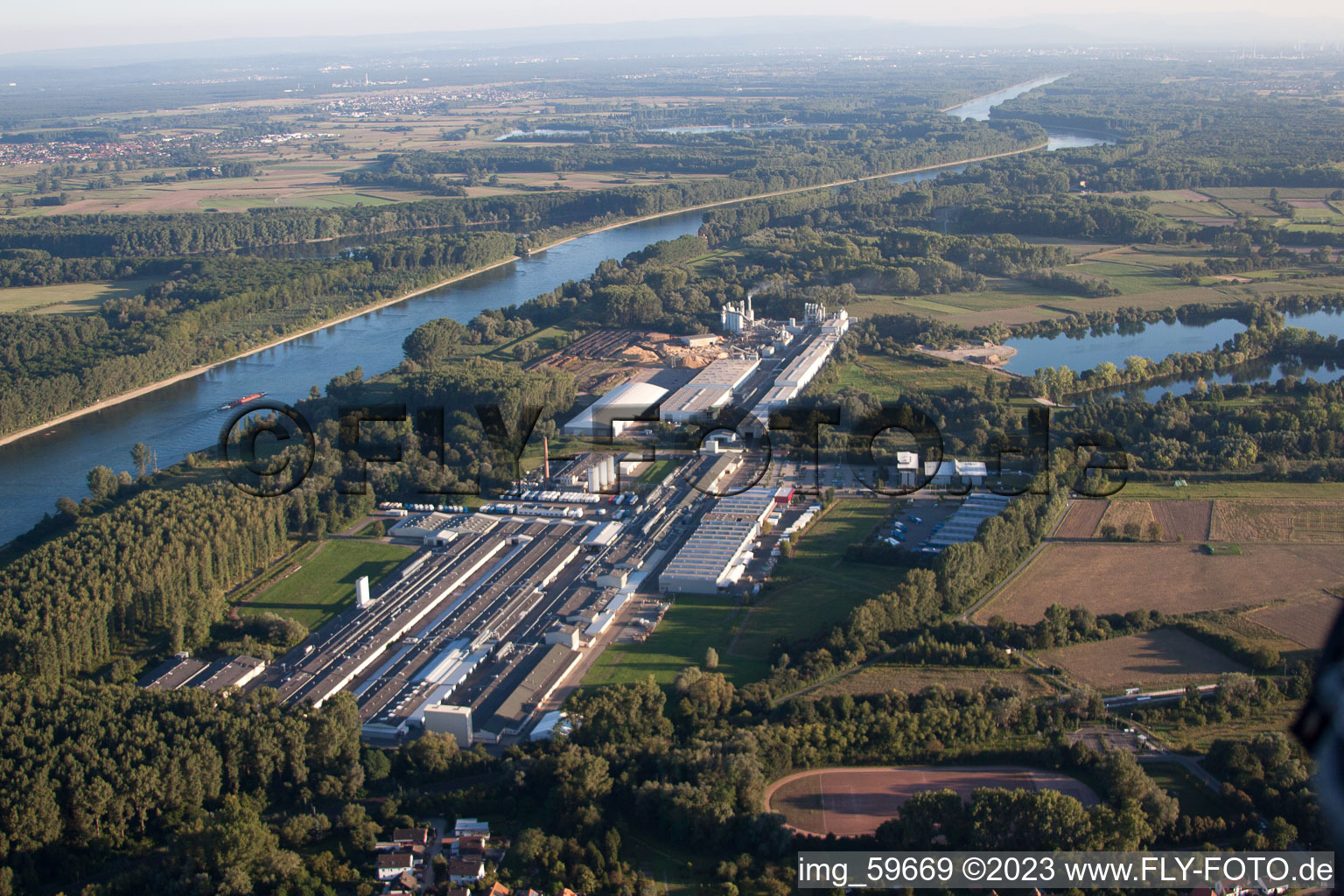 Luftaufnahme von Sondernheim, Industrie am Rhein in Germersheim im Bundesland Rheinland-Pfalz, Deutschland