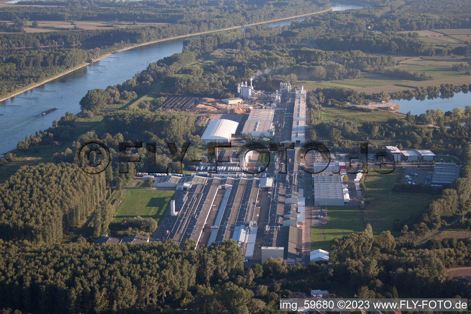 Schrägluftbild von Sondernheim, Industrie am Rhein in Germersheim im Bundesland Rheinland-Pfalz, Deutschland