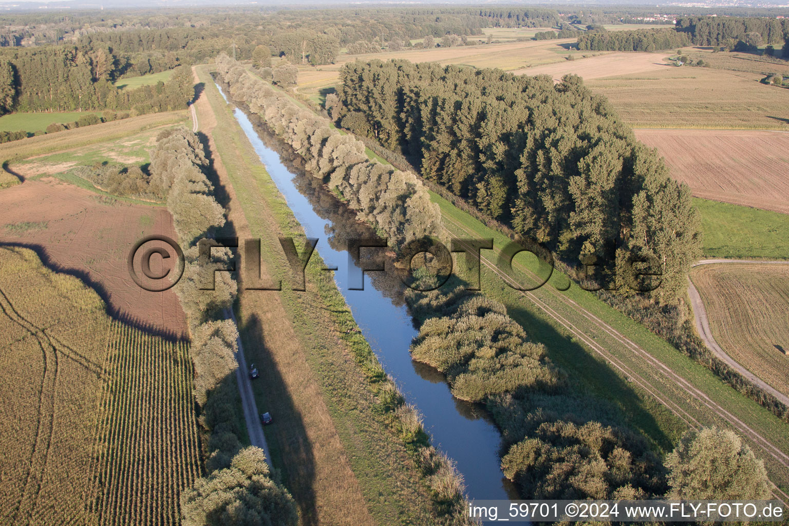 Kanalverlauf und Uferbereiche der Wasserstraße des Saalbachkanal in Dettenheim im Bundesland Baden-Württemberg, Deutschland