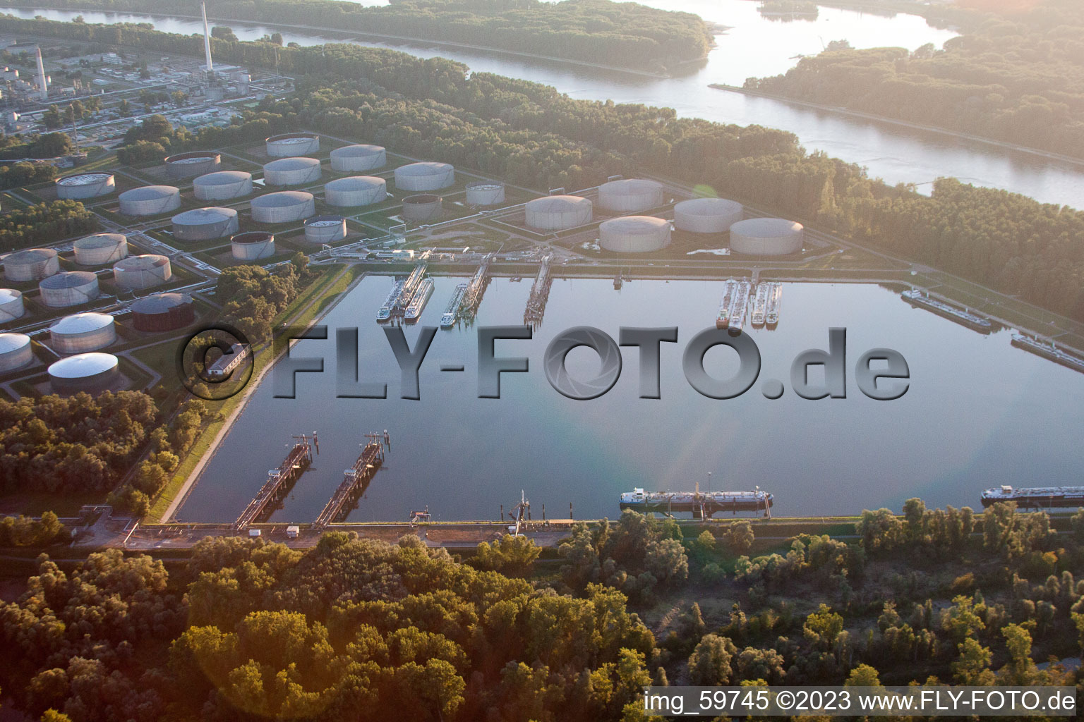 Luftaufnahme von Ölhafen im Ortsteil Knielingen in Karlsruhe im Bundesland Baden-Württemberg, Deutschland