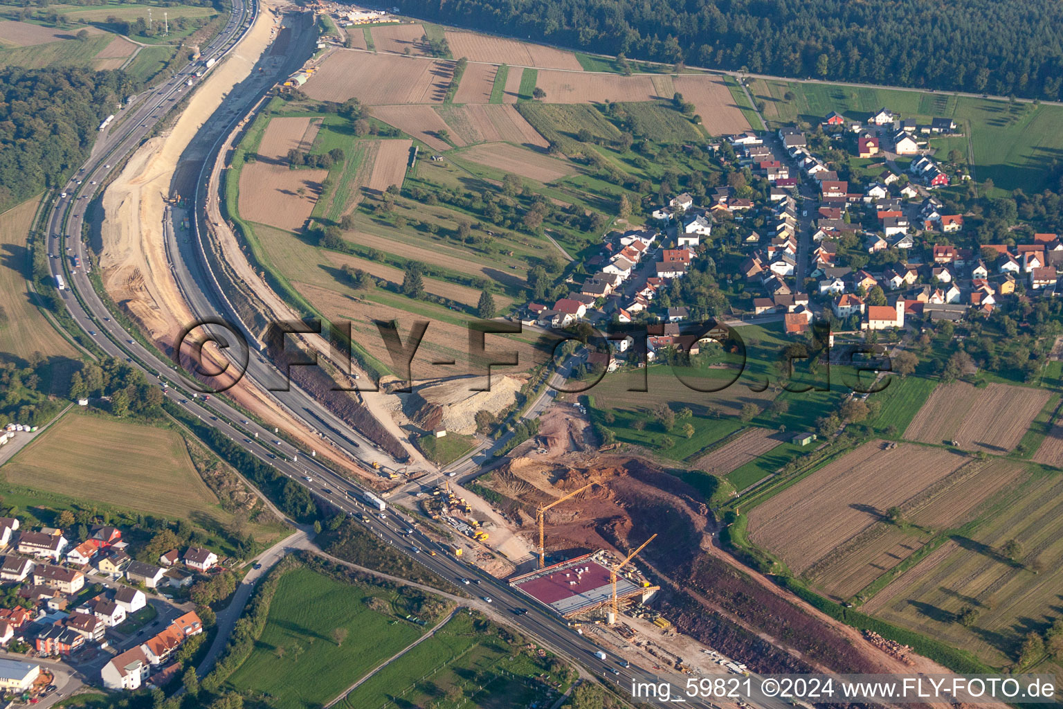 Ausbau- Baustellen an den Fahrspuren der Autobahn- Trasse und Streckenverlauf der BAB A8 in Mutschelbach im Ortsteil Obermutschelbach in Karlsbad im Bundesland Baden-Württemberg, Deutschland