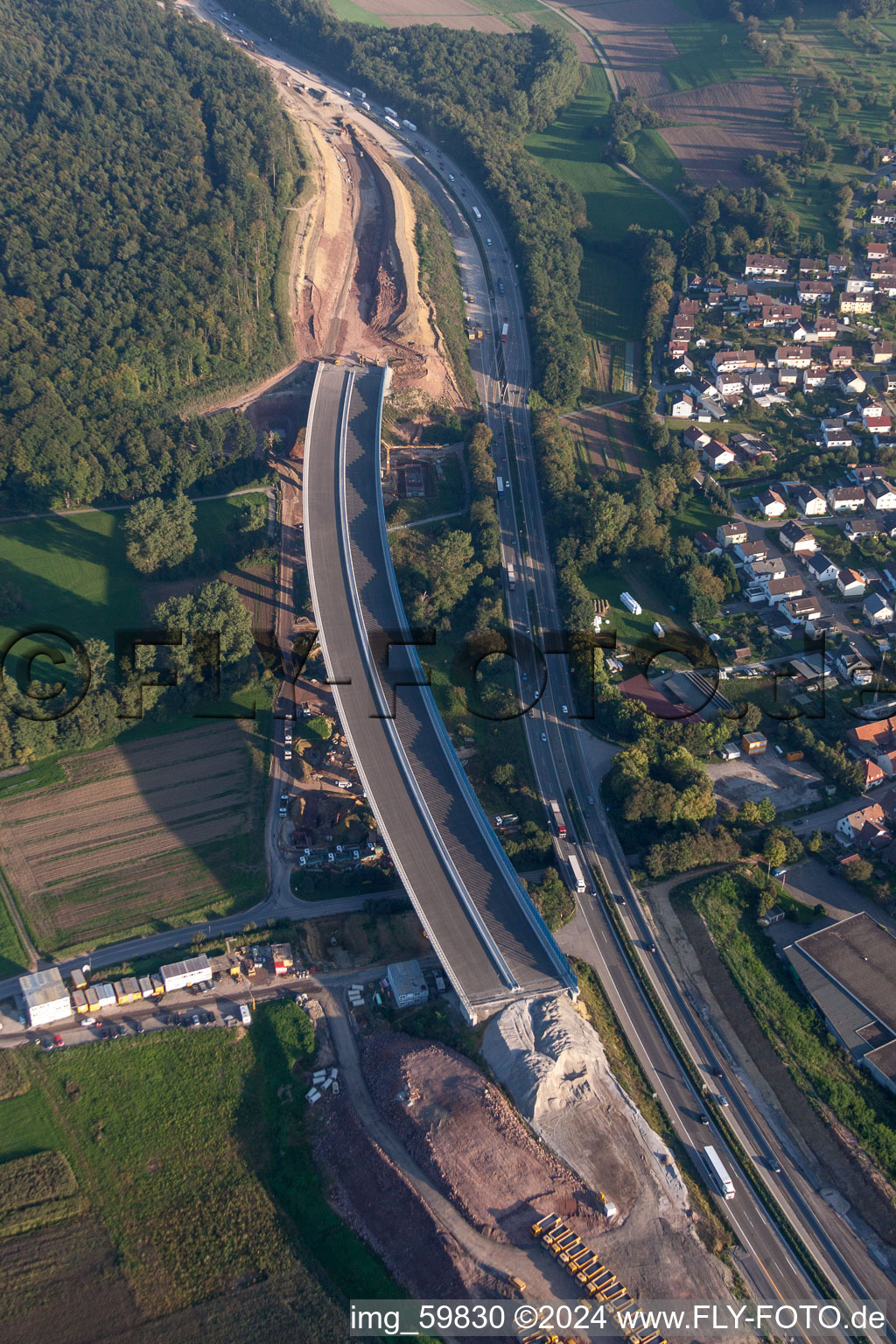 Neubau- Baustelle des Autobahn- Streckenverlauf der BAB 8 bei im Ortsteil Mutschelbach in Karlsbad im Ortsteil Untermutschelbach im Bundesland Baden-Württemberg, Deutschland