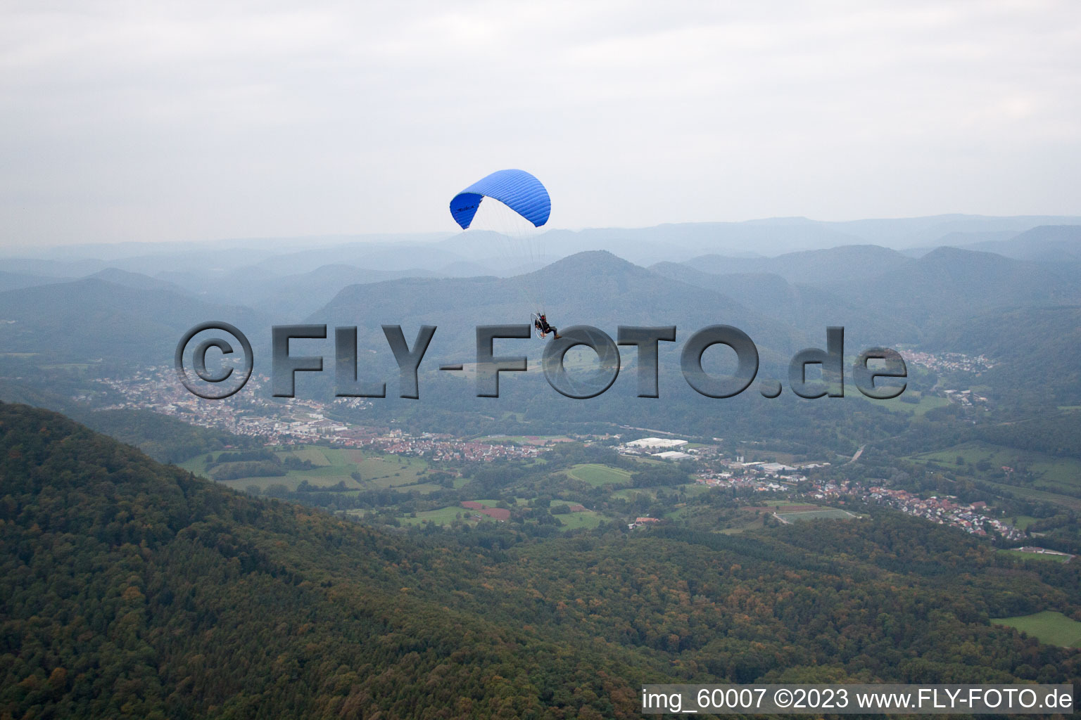 Schrägluftbild von Annweiler am Trifels im Bundesland Rheinland-Pfalz, Deutschland