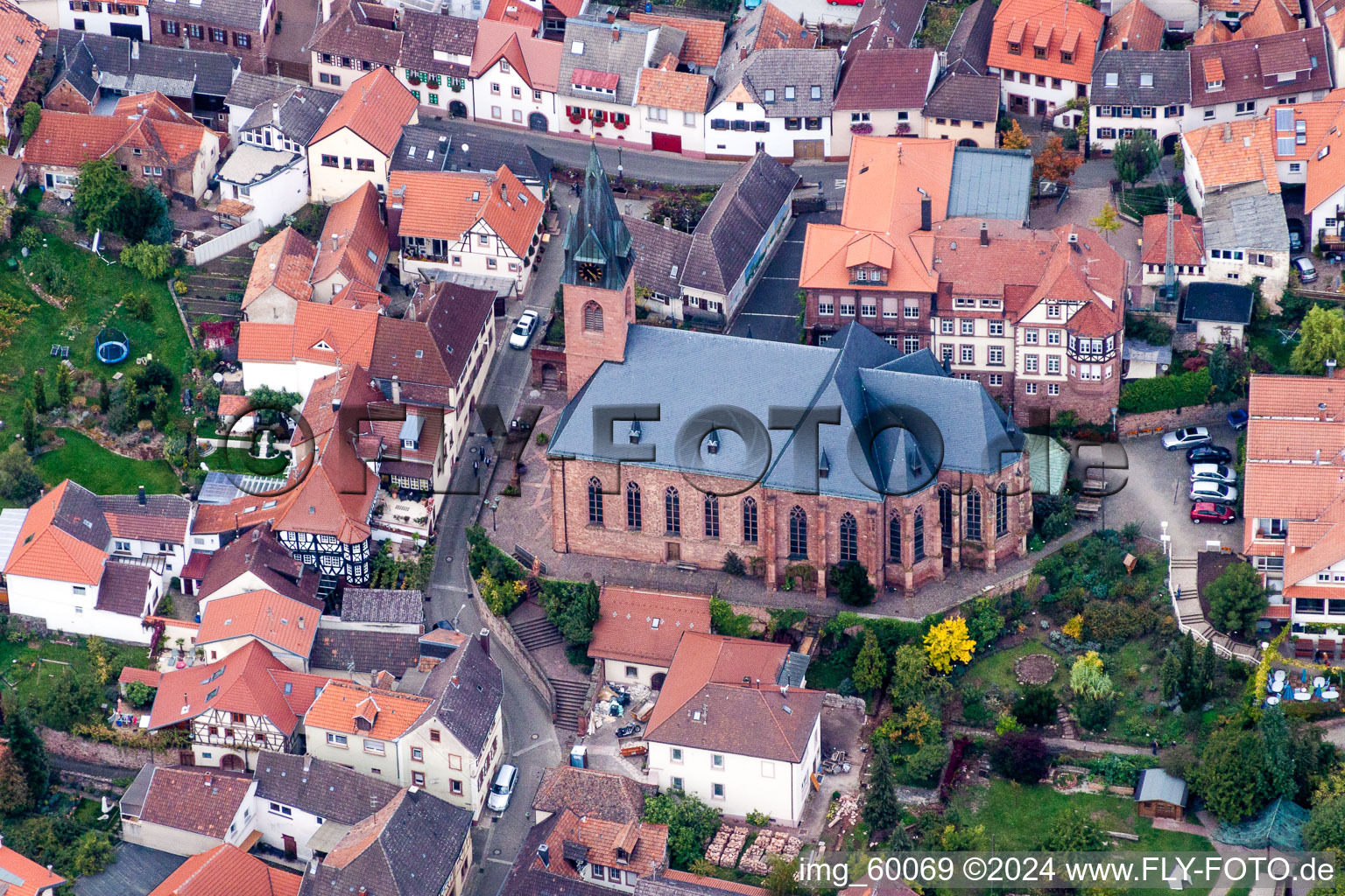 Kirchengebäude der Pfarrkirche St. Martin in St. Martin in Sankt Martin im Bundesland Rheinland-Pfalz, Deutschland