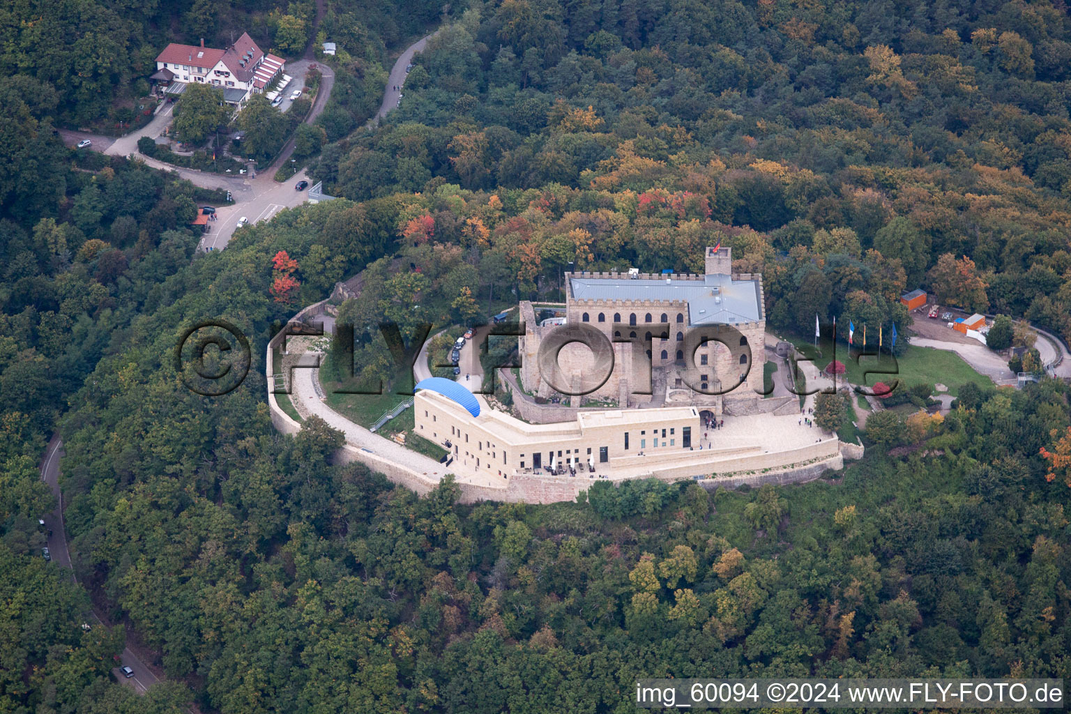 Schrägluftbild von Burganlage des Schloß Hambacher Schloss in Neustadt an der Weinstraße im Ortsteil Diedesfeld im Bundesland Rheinland-Pfalz, Deutschland