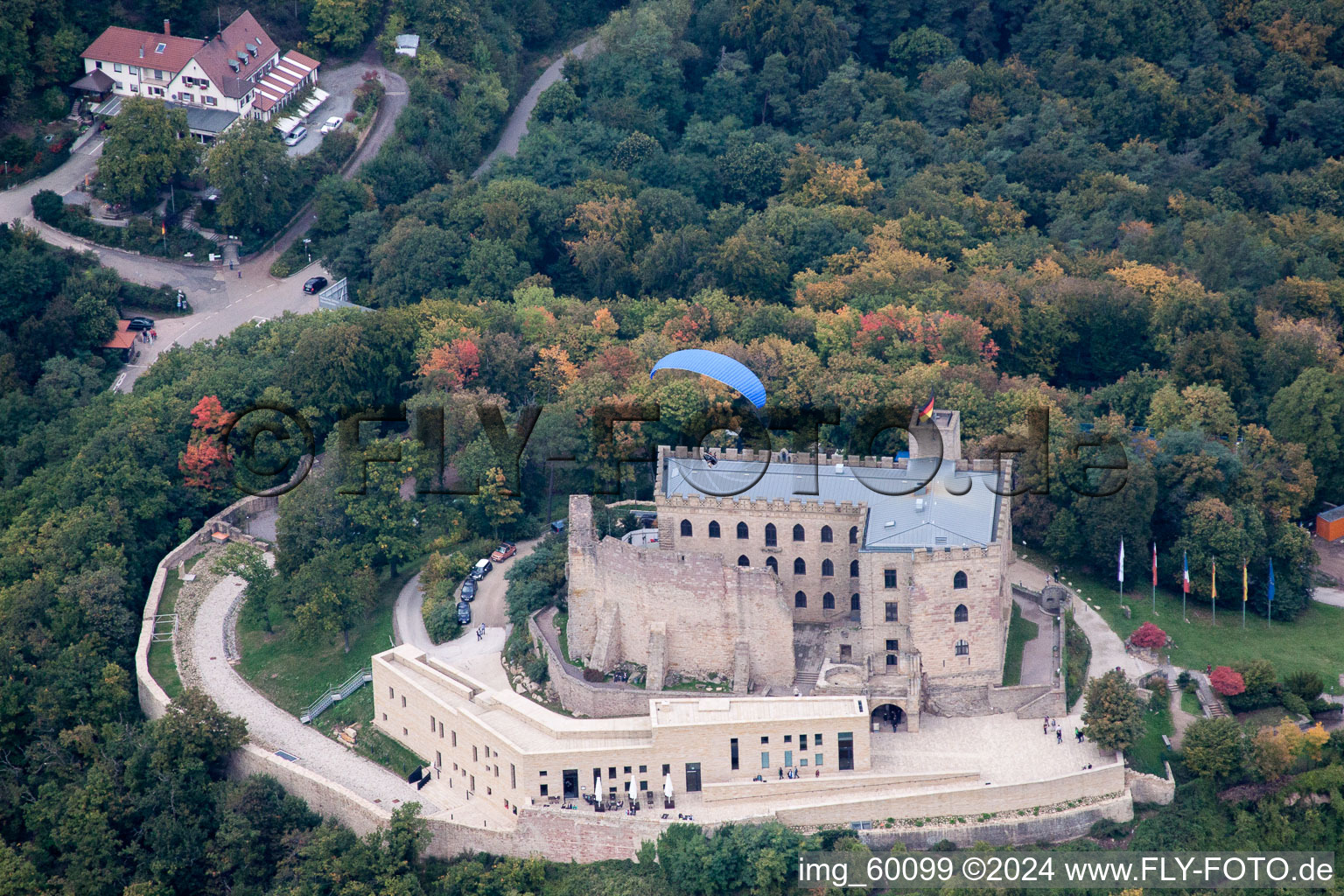 Luftaufnahme von Burganlage des Hambacher Schloß in Neustadt an der Weinstraße im Ortsteil Diedesfeld im Bundesland Rheinland-Pfalz, Deutschland