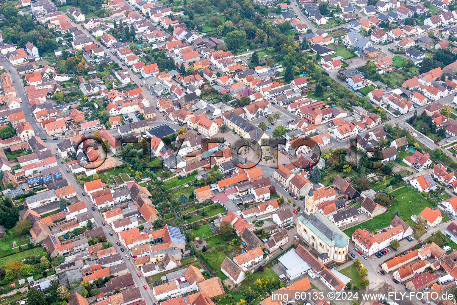 Ortsansicht der Straßen und Häuser der Wohngebiete in Lingenfeld im Bundesland Rheinland-Pfalz, Deutschland