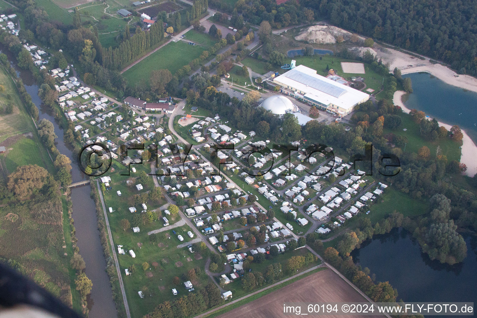 Luftaufnahme von Rülzheim, Campingplatz am Freitzeitzentrum Moby Dick im Bundesland Rheinland-Pfalz, Deutschland