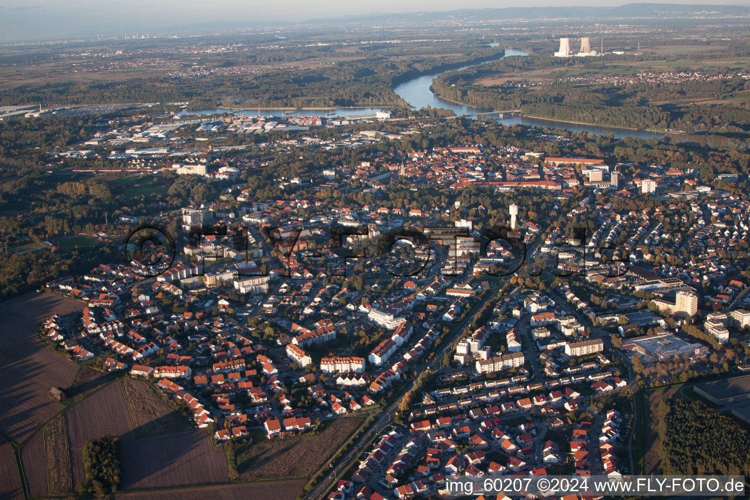 Luftaufnahme von Stadtansicht am Ufer des Flußverlaufes des Rhein in Germersheim im Bundesland Rheinland-Pfalz, Deutschland