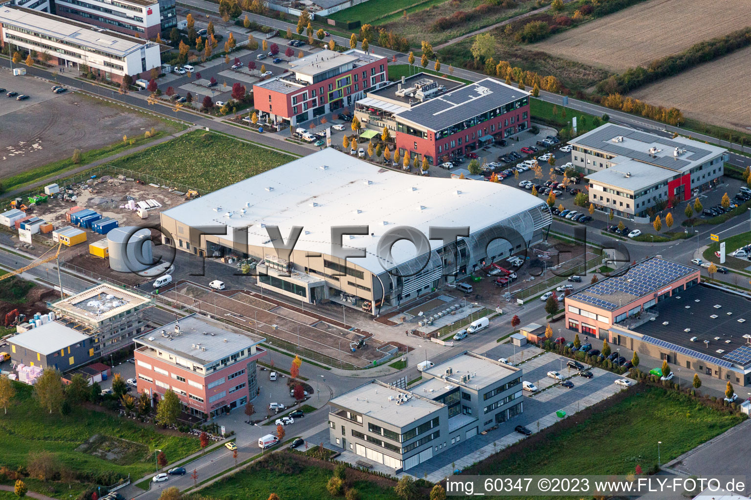 Luftbild von Gebäude und Produktionshallen auf dem Werksgelände Eberspächer Controls Landau GmbH & Co. KG im Ortsteil Queichheim in Landau in der Pfalz im Bundesland Rheinland-Pfalz, Deutschland