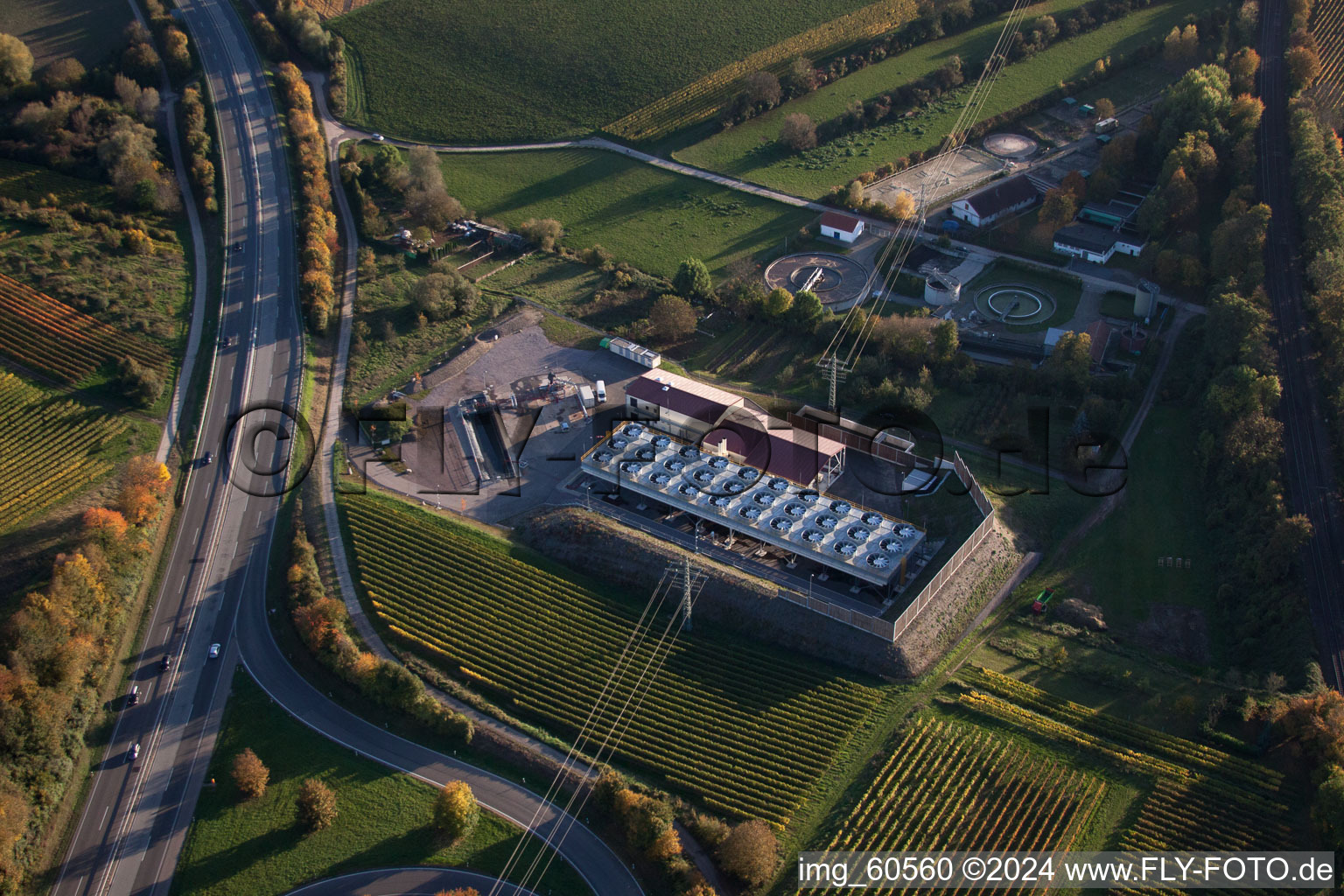 Kühlanlagen des Geothermiekraftwerk in Insheim im Bundesland Rheinland-Pfalz, Deutschland von oben