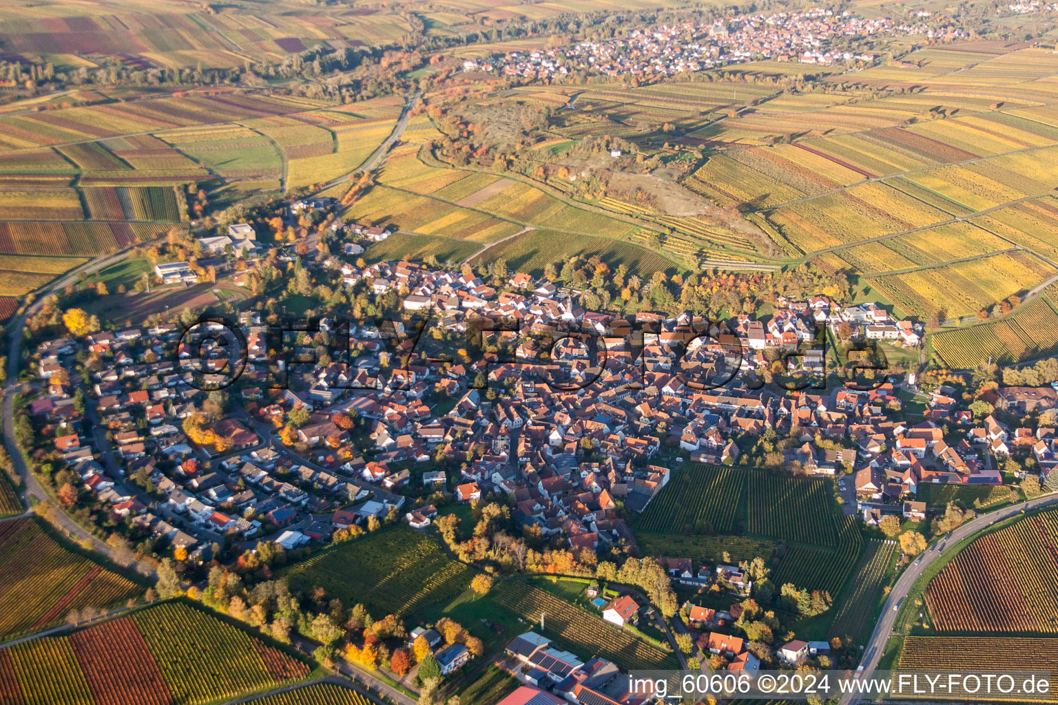 Ortsansicht der Straßen und Häuser der Wohngebiete in Ilbesheim bei Landau in der Pfalz im Bundesland Rheinland-Pfalz, Deutschland