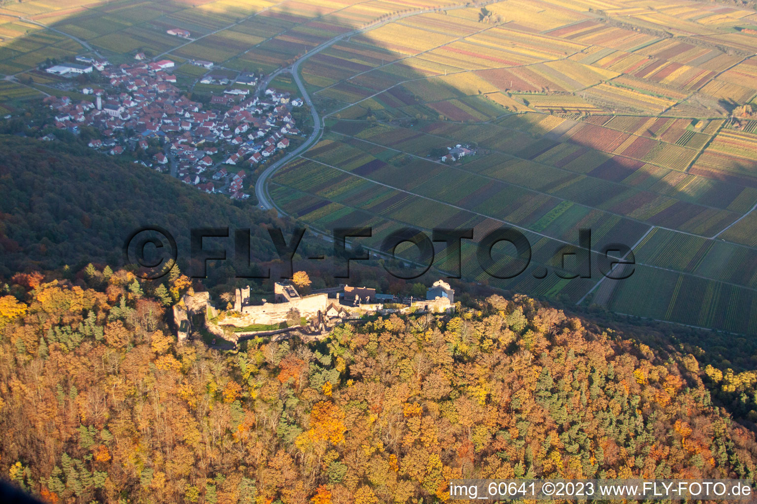 Eschbach, Madenburg im Bundesland Rheinland-Pfalz, Deutschland aus der Drohnenperspektive