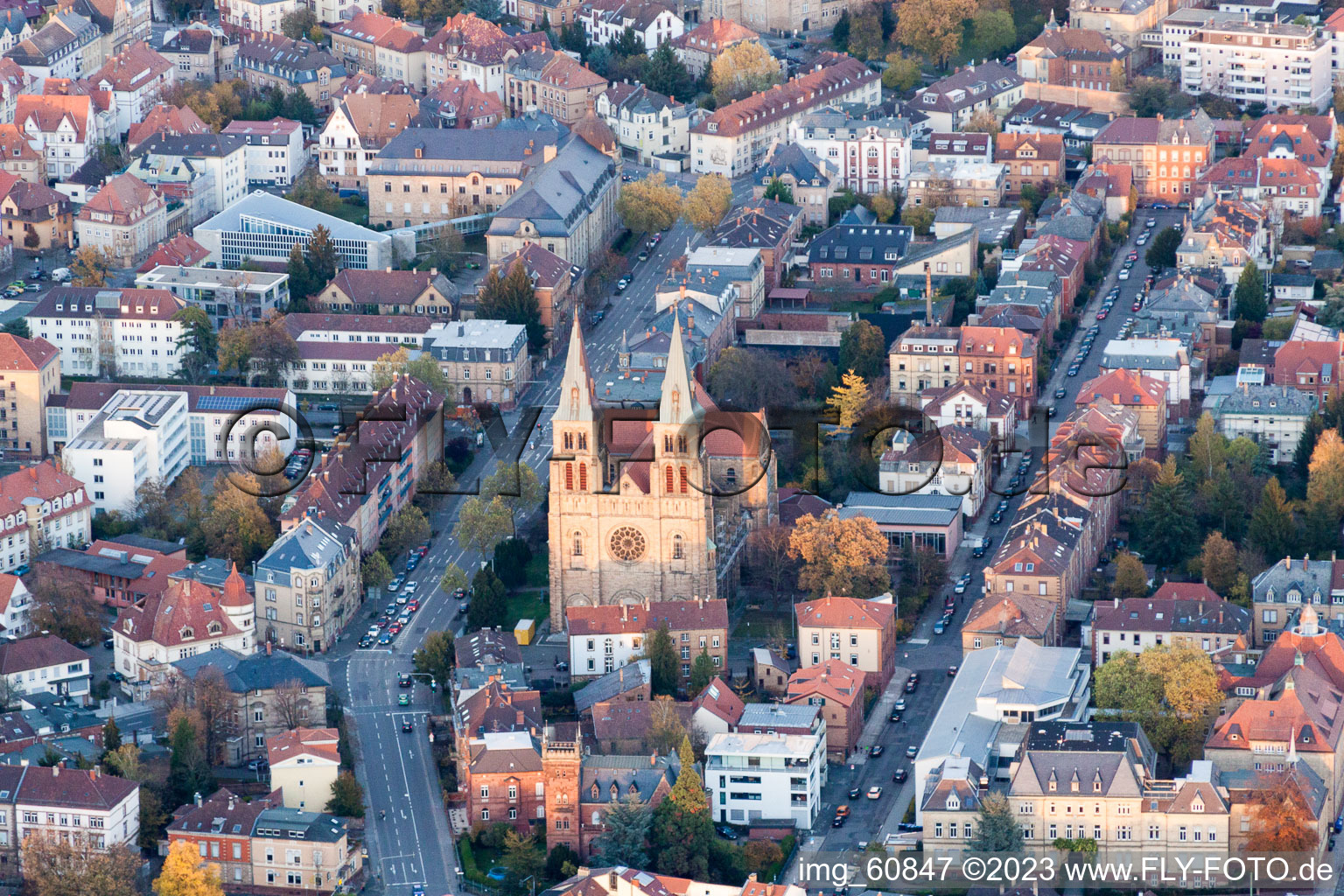 Luftaufnahme von Kirchengebäude von  im Altstadt- Zentrum der Innenstadt in Landau in der Pfalz im Bundesland Rheinland-Pfalz, Deutschland