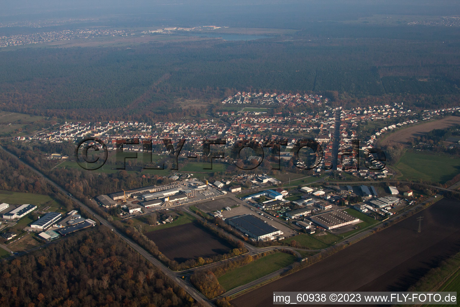 Schrägluftbild von Ortsteil Huttenheim in Philippsburg im Bundesland Baden-Württemberg, Deutschland