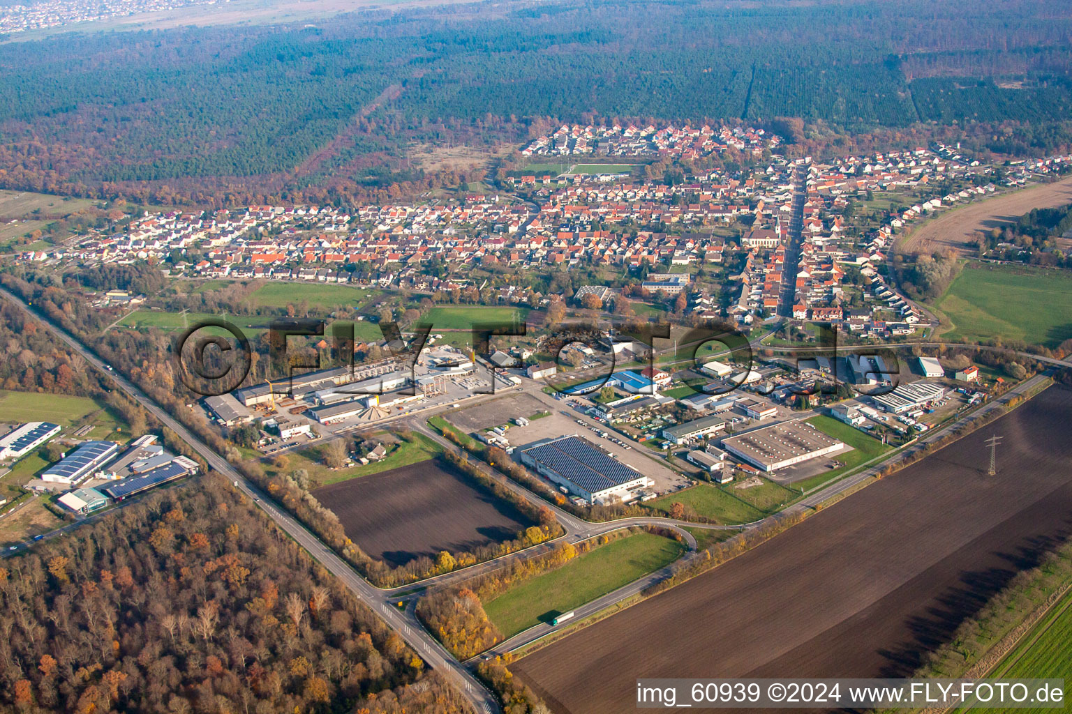 Luftaufnahme von Ortsansicht der Straßen und Häuser der Wohngebiete im Ortsteil Huttenheim in Philippsburg im Bundesland Baden-Württemberg, Deutschland