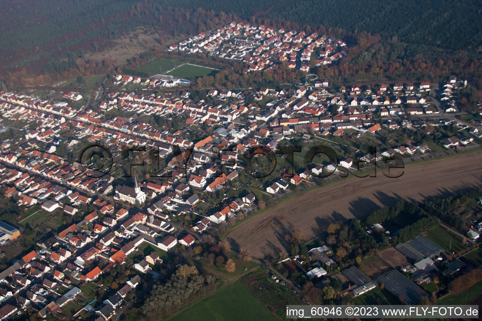 Drohnenaufname von Ortsteil Huttenheim in Philippsburg im Bundesland Baden-Württemberg, Deutschland