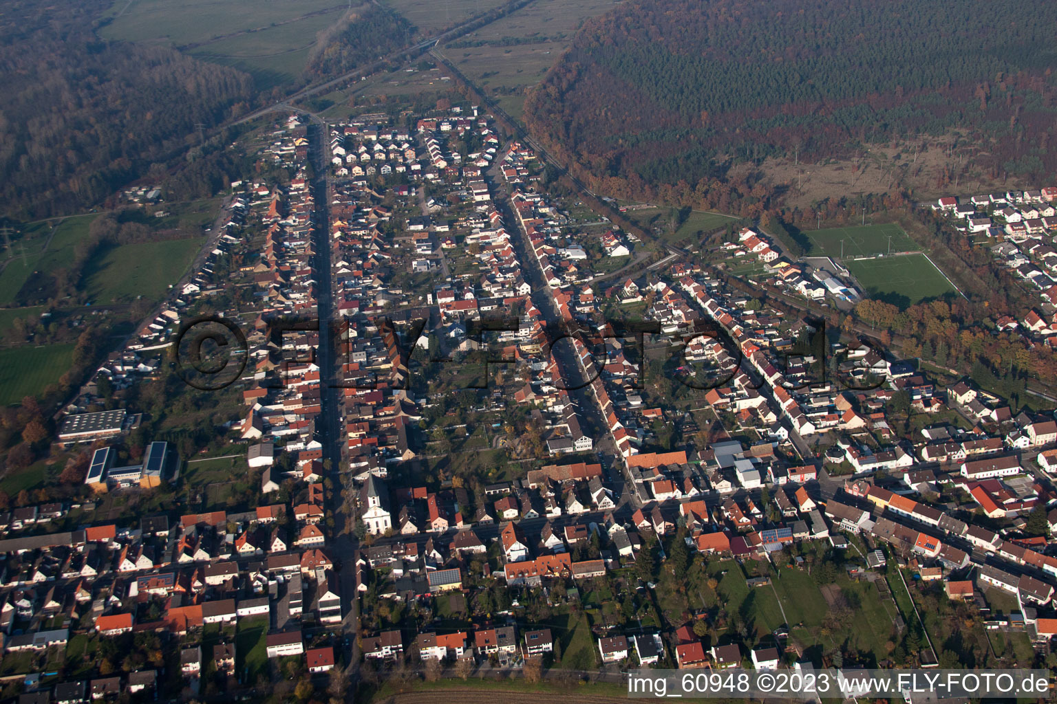 Ortsteil Huttenheim in Philippsburg im Bundesland Baden-Württemberg, Deutschland aus der Drohnenperspektive