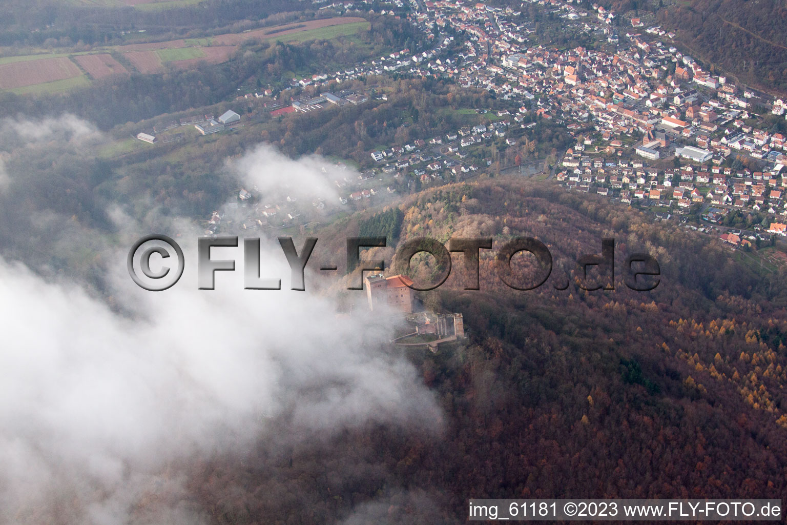 Burg Trifels in Wolken in Annweiler am Trifels im Bundesland Rheinland-Pfalz, Deutschland