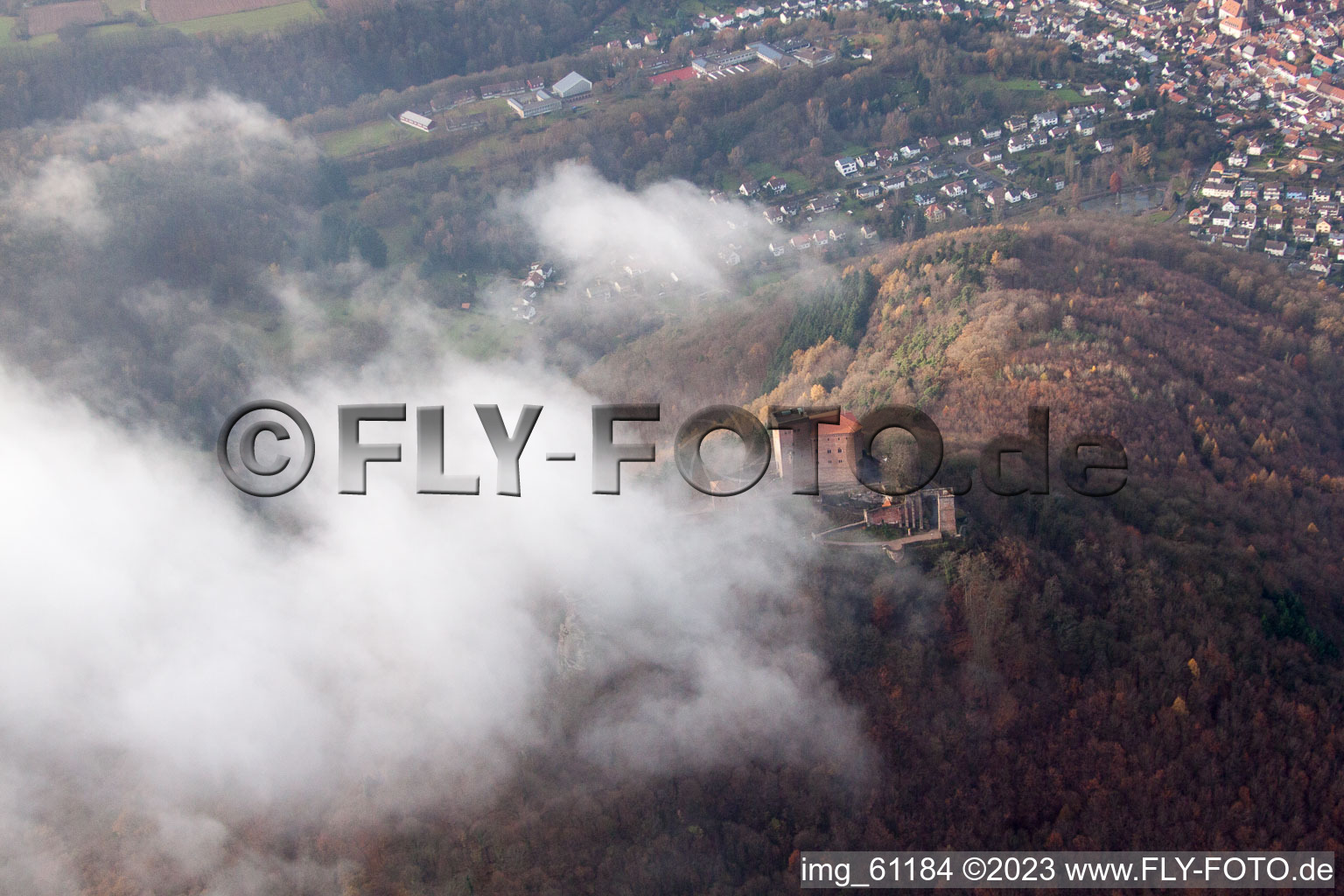 Luftbild von Burg Trifels in Wolken in Annweiler am Trifels im Bundesland Rheinland-Pfalz, Deutschland