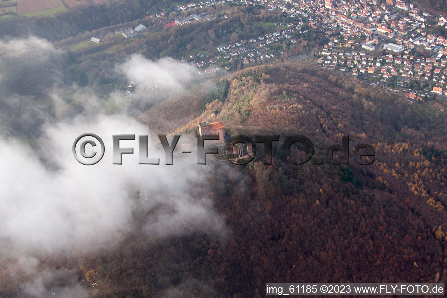 Luftaufnahme von Burg Trifels in Wolken in Annweiler am Trifels im Bundesland Rheinland-Pfalz, Deutschland