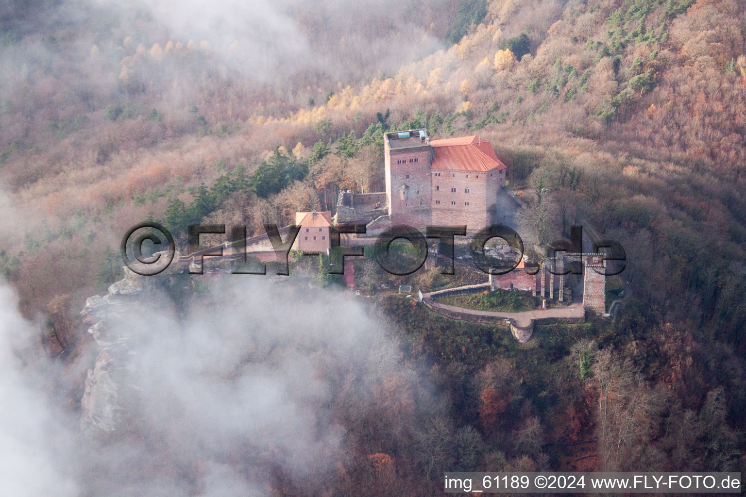Vom Wald umgebende Burganlage der Reichsburg Trifels im Nebel in Annweiler am Trifels im Bundesland Rheinland-Pfalz, Deutschland