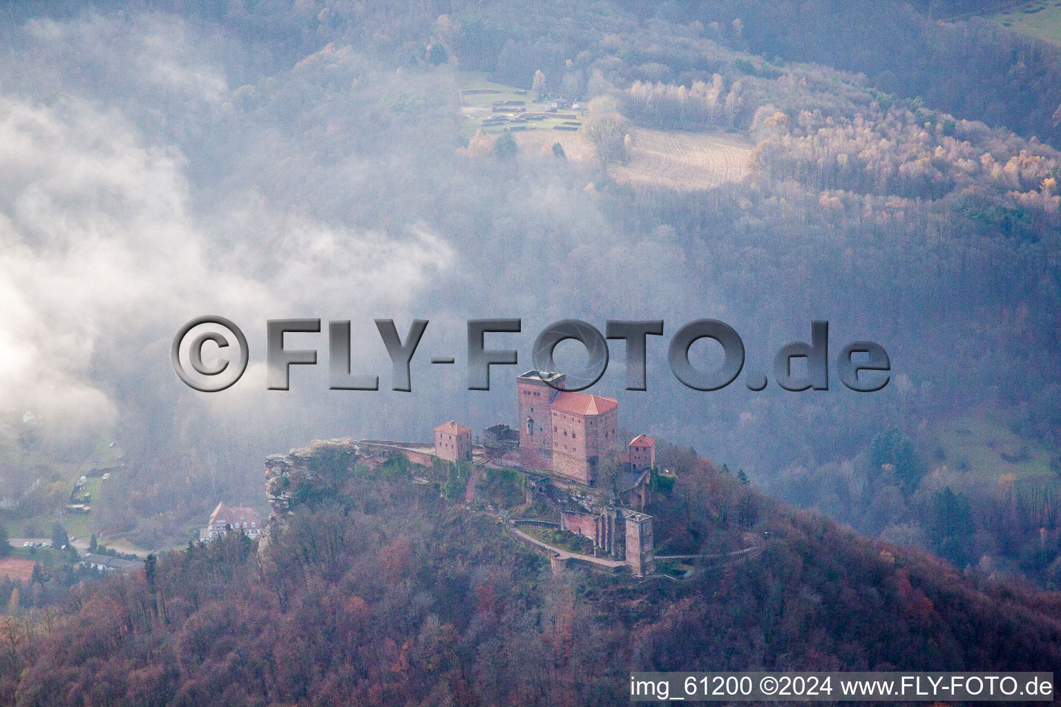 Luftaufnahme von Vom Wald umgebende Burganlage der Reichsburg Trifels im Nebel in Annweiler am Trifels im Bundesland Rheinland-Pfalz, Deutschland