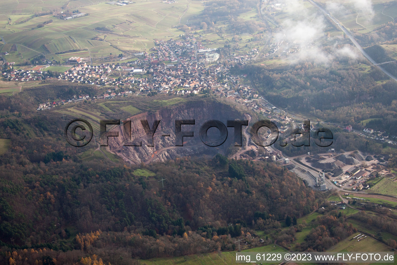 Albersweiler, Steinbruch im Bundesland Rheinland-Pfalz, Deutschland von oben gesehen