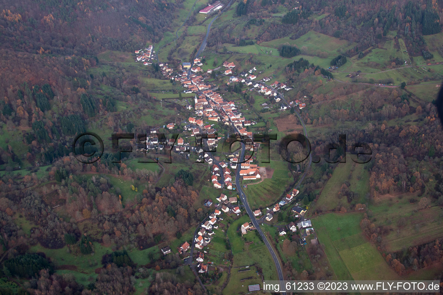 Dernbach im Bundesland Rheinland-Pfalz, Deutschland von der Drohne aus gesehen