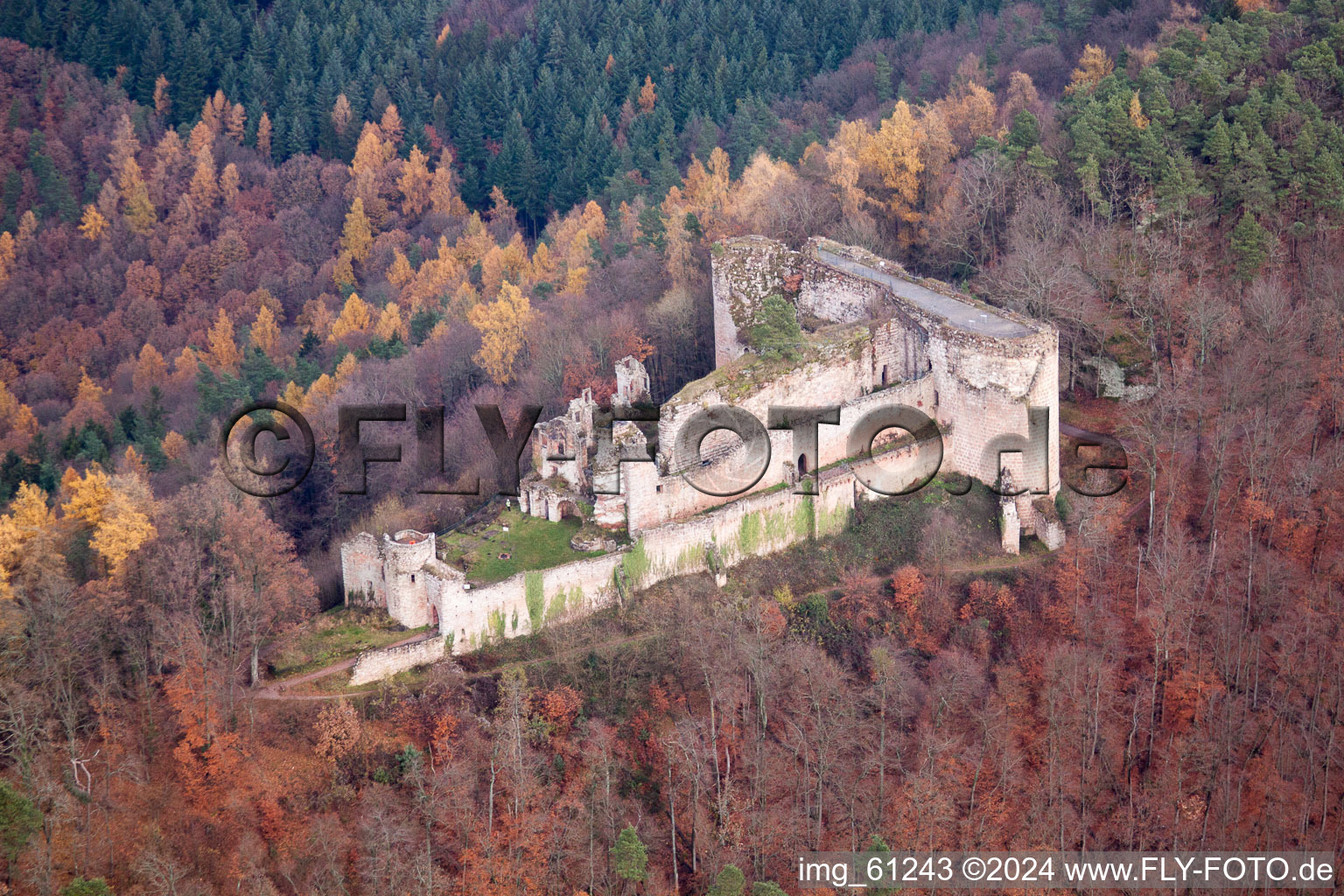 Ruine und Mauerreste der ehemaligen Burganlage und Feste Burg Neuscharfeneck in Dernbach im Bundesland Rheinland-Pfalz, Deutschland