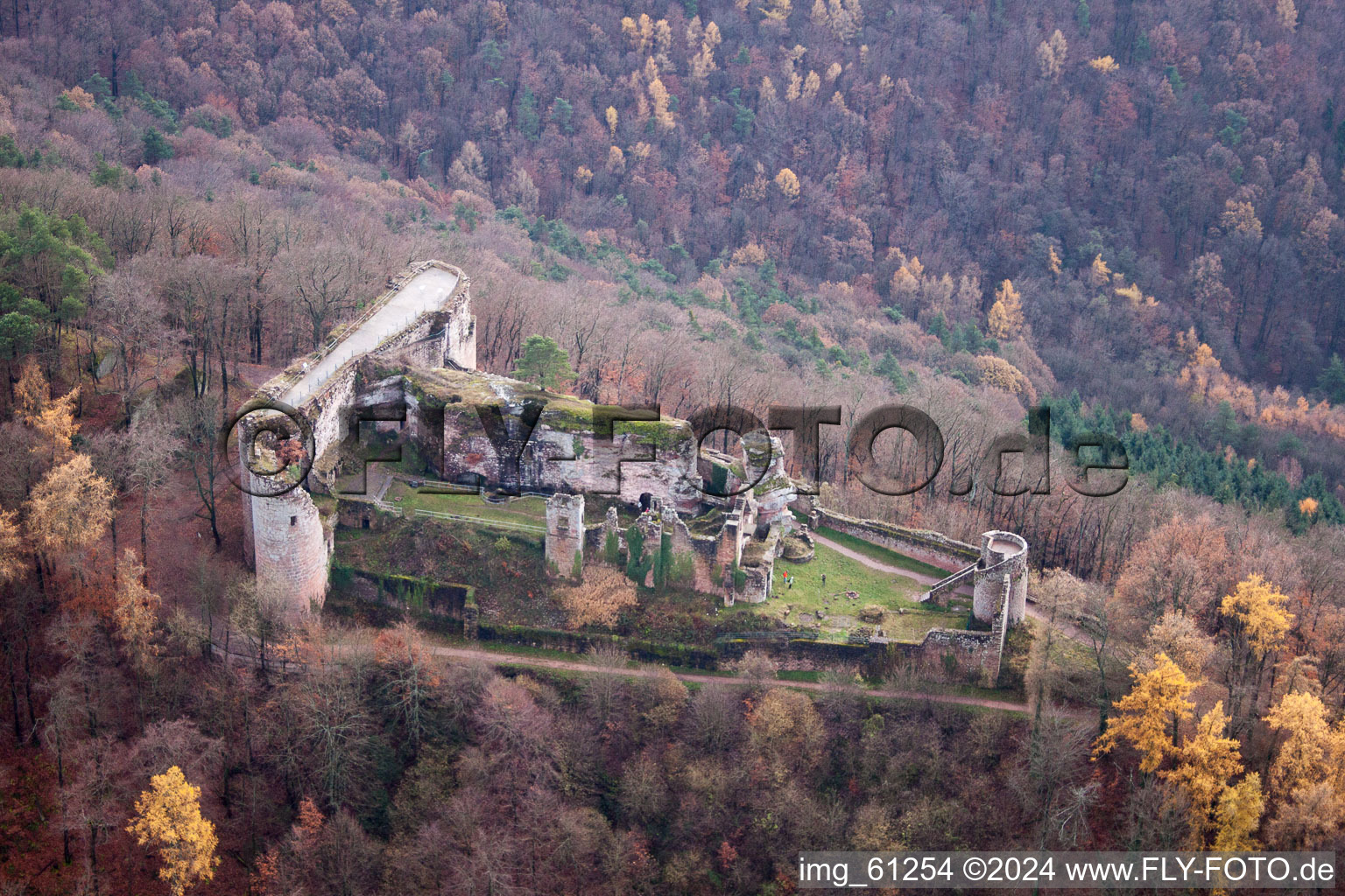 Ruine und Mauerreste der ehemaligen Burganlage in Ramberg im Bundesland Rheinland-Pfalz, Deutschland