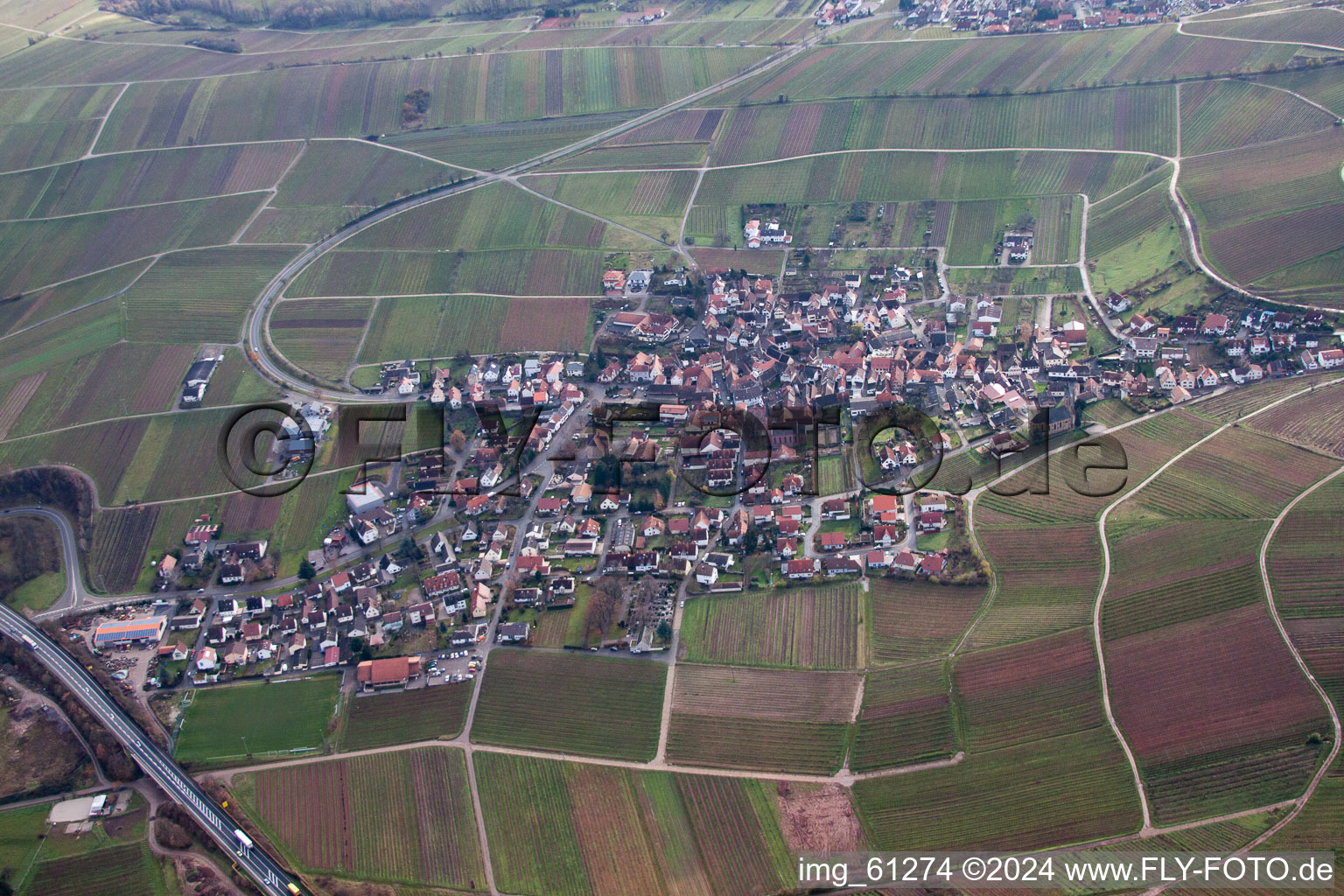 Dorf - Ansicht von Birkweiler im Bundesland Rheinland-Pfalz, Deutschland von oben gesehen