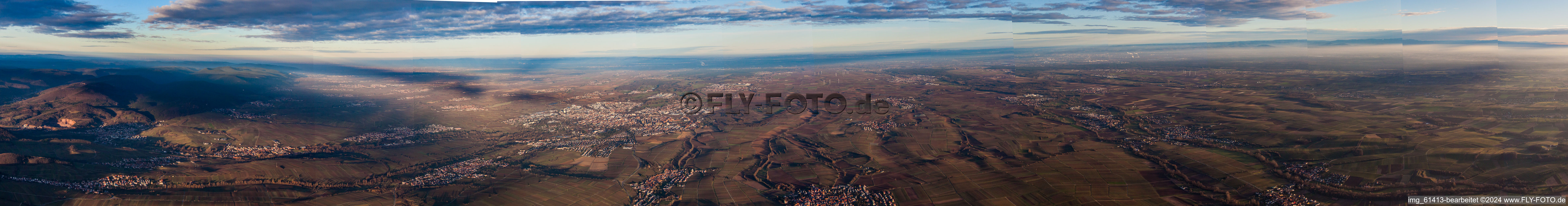 Panorama Perspektive Stadtgebiet mit Außenbezirken und Innenstadtbereich in Landau in der Pfalz im Bundesland Rheinland-Pfalz, Deutschland