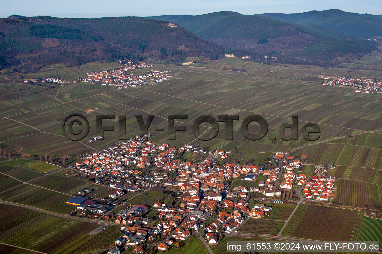 Luftaufnahme von Dorf - Ansicht am Rande von Weinbergen in Hainfeld im Bundesland Rheinland-Pfalz, Deutschland