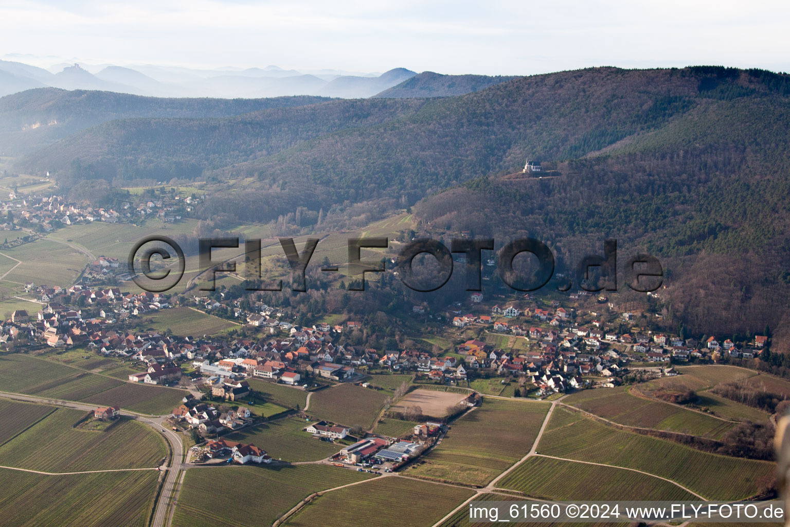 Drohnenaufname von Burrweiler im Bundesland Rheinland-Pfalz, Deutschland