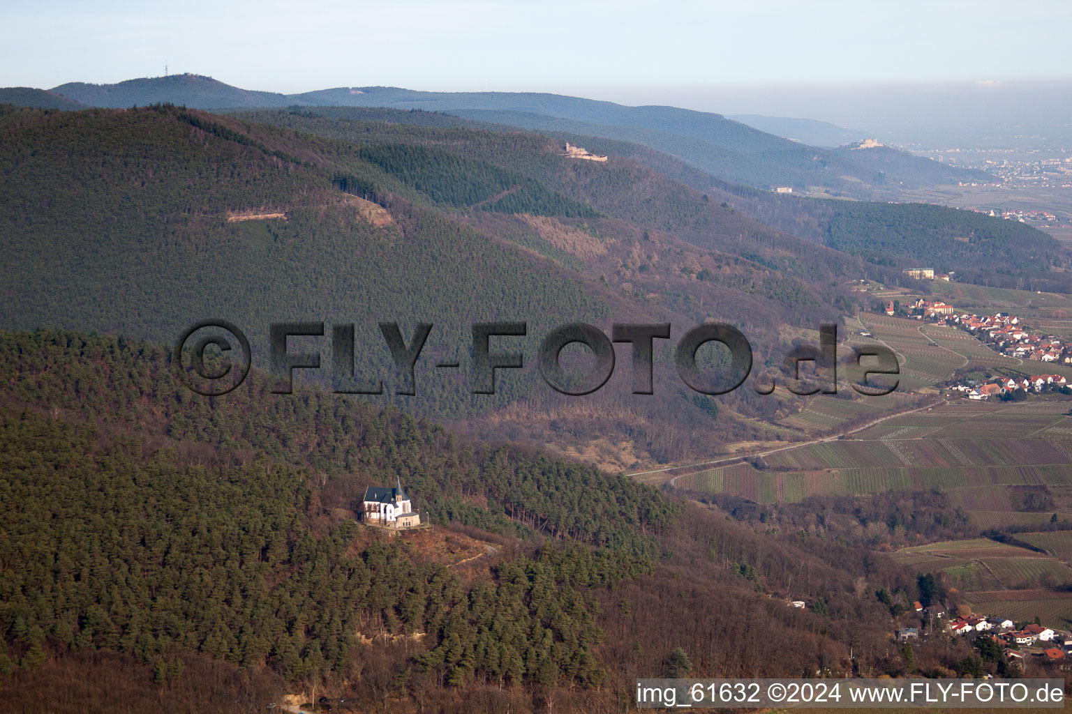 Schrägluftbild von Burrweiler, Annakapelle im Bundesland Rheinland-Pfalz, Deutschland