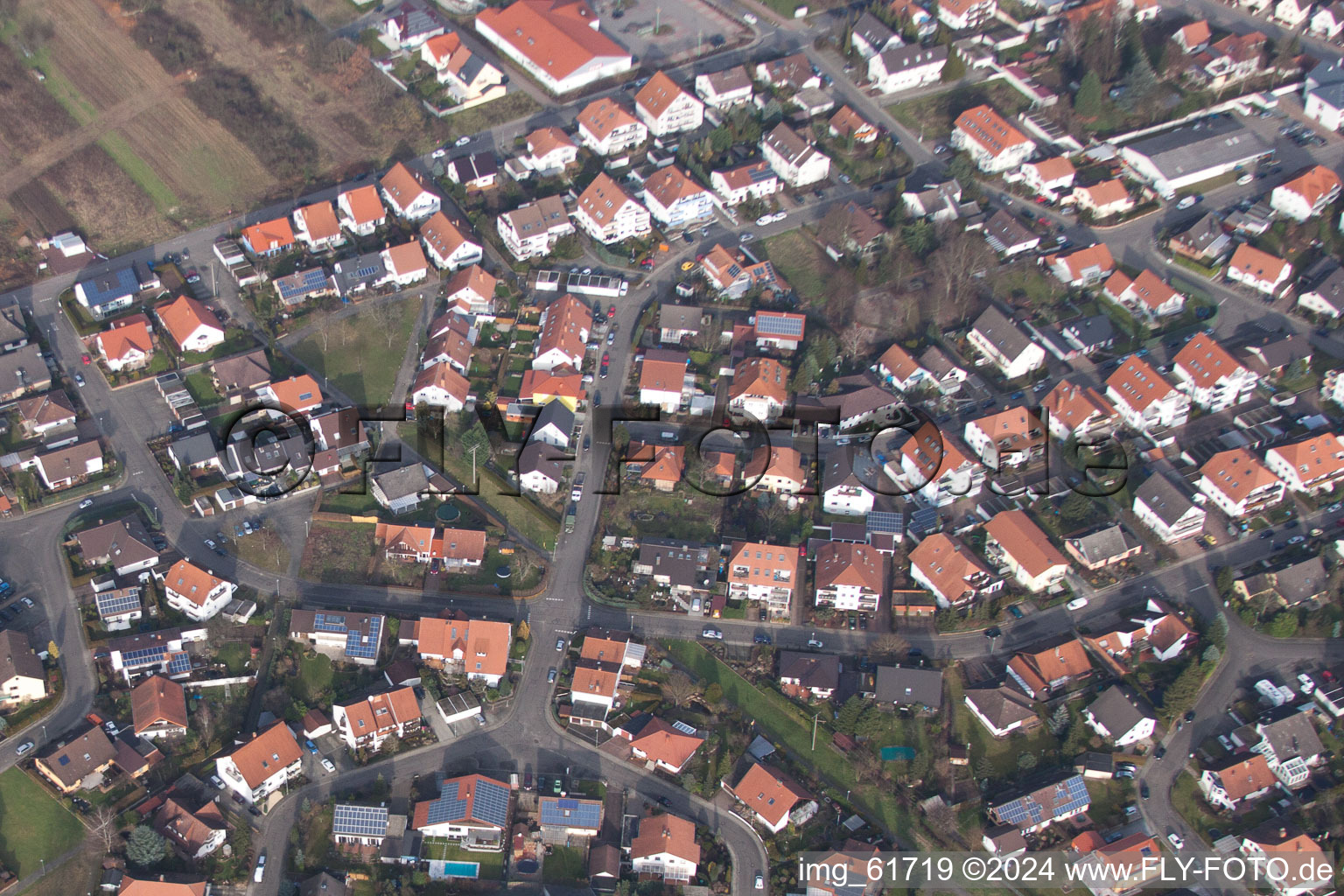 Lingenfeld im Bundesland Rheinland-Pfalz, Deutschland von der Drohne aus gesehen