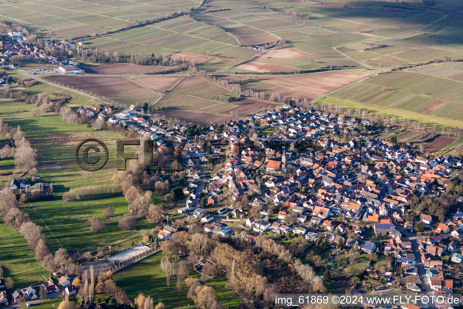 Ortsansicht der Straßen und Häuser der Wohngebiete im Ortsteil Ingenheim in Billigheim-Ingenheim im Bundesland Rheinland-Pfalz, Deutschland aus der Luft betrachtet