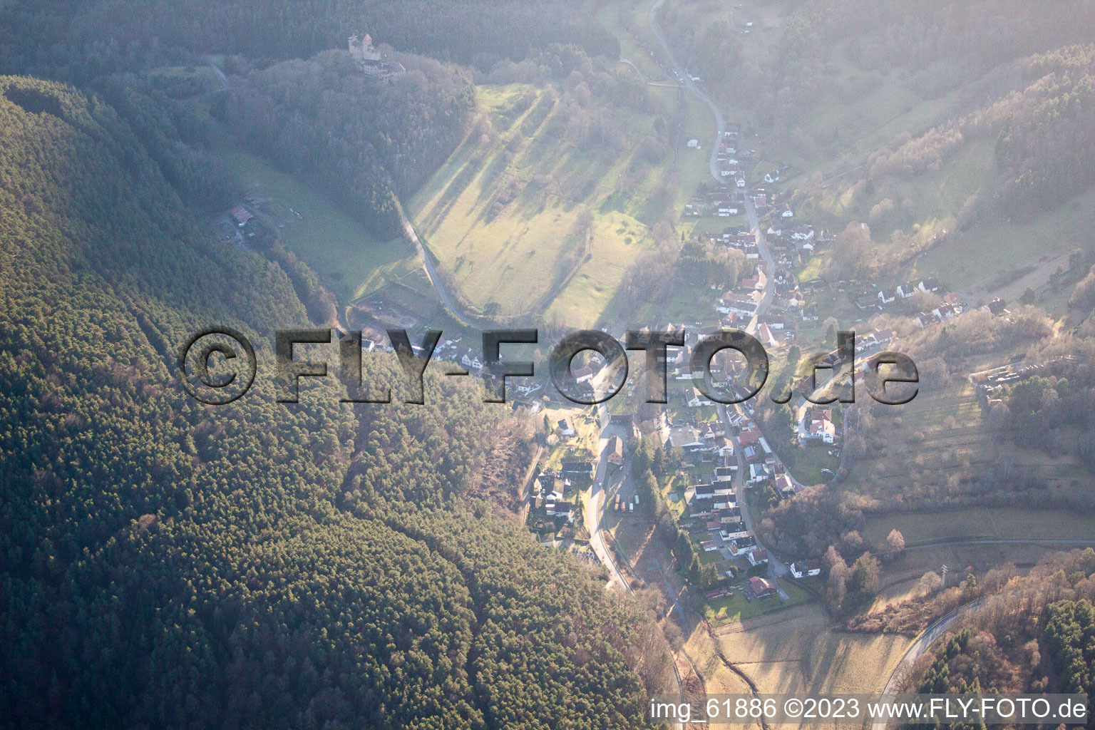 Erlenbach, Burg Berwartstein in Erlenbach bei Dahn im Bundesland Rheinland-Pfalz, Deutschland aus der Luft betrachtet