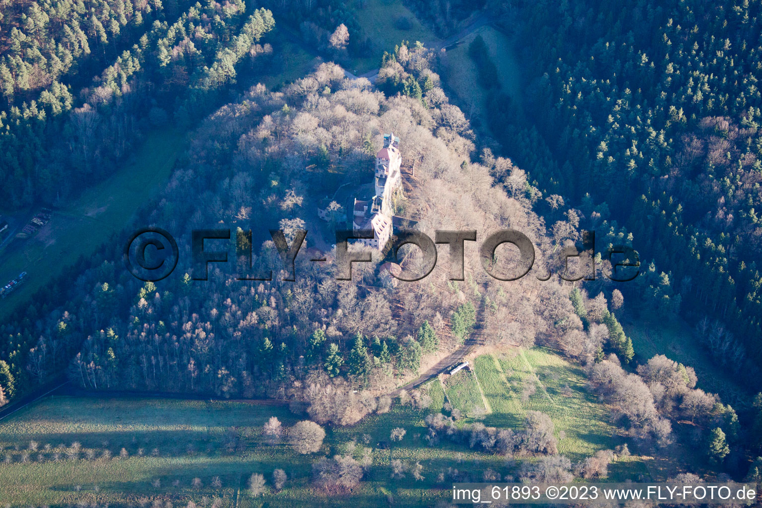 Erlenbach, Burg Berwartstein in Erlenbach bei Dahn im Bundesland Rheinland-Pfalz, Deutschland von einer Drohne aus